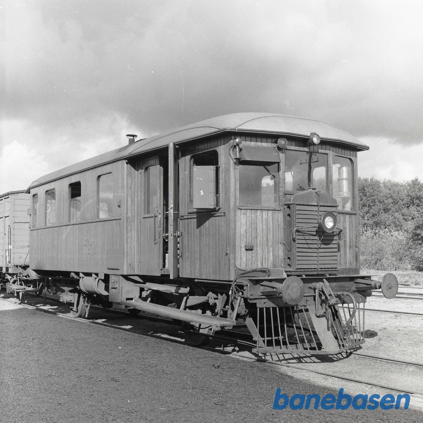Motorvogn SKRJ M3 med godstog på Kjellerup station Motorvogn SKRJ M3 med godstog på Kjellerup station