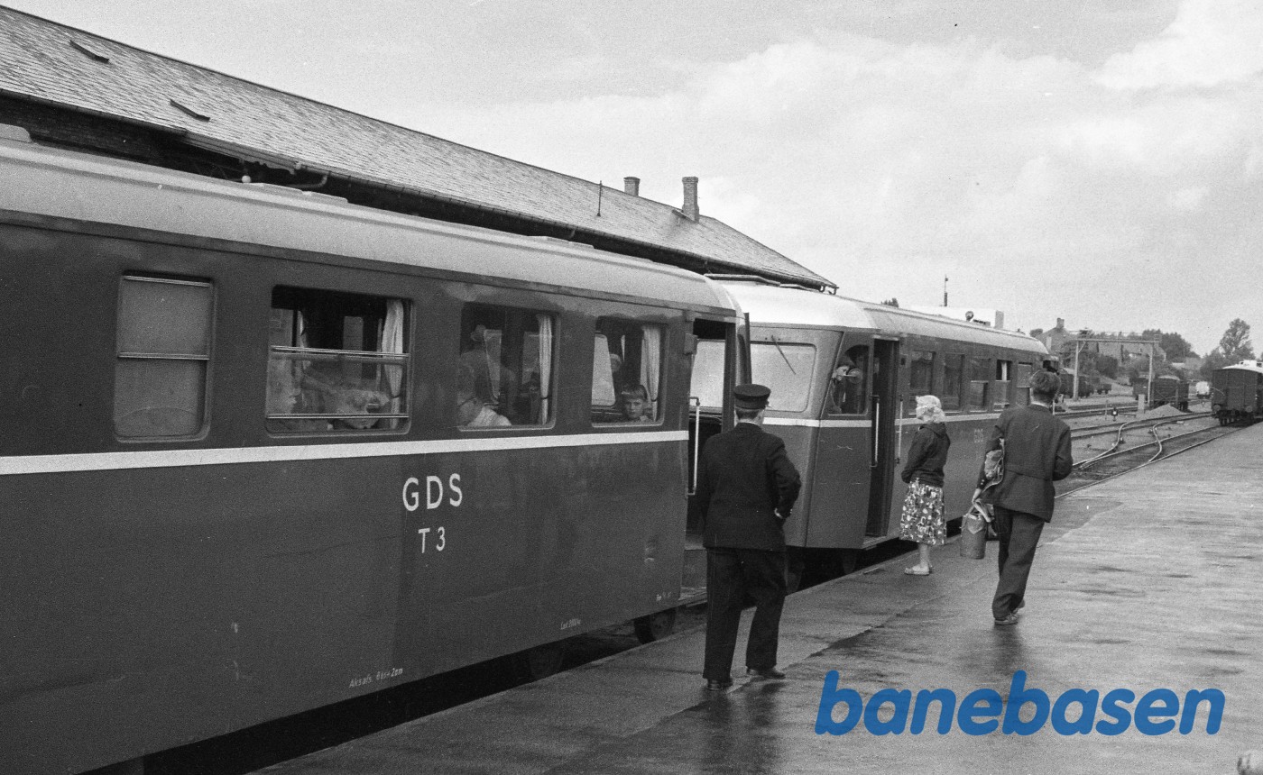 Skinnebus-tog ved perron Skinnebus-tog ved perron