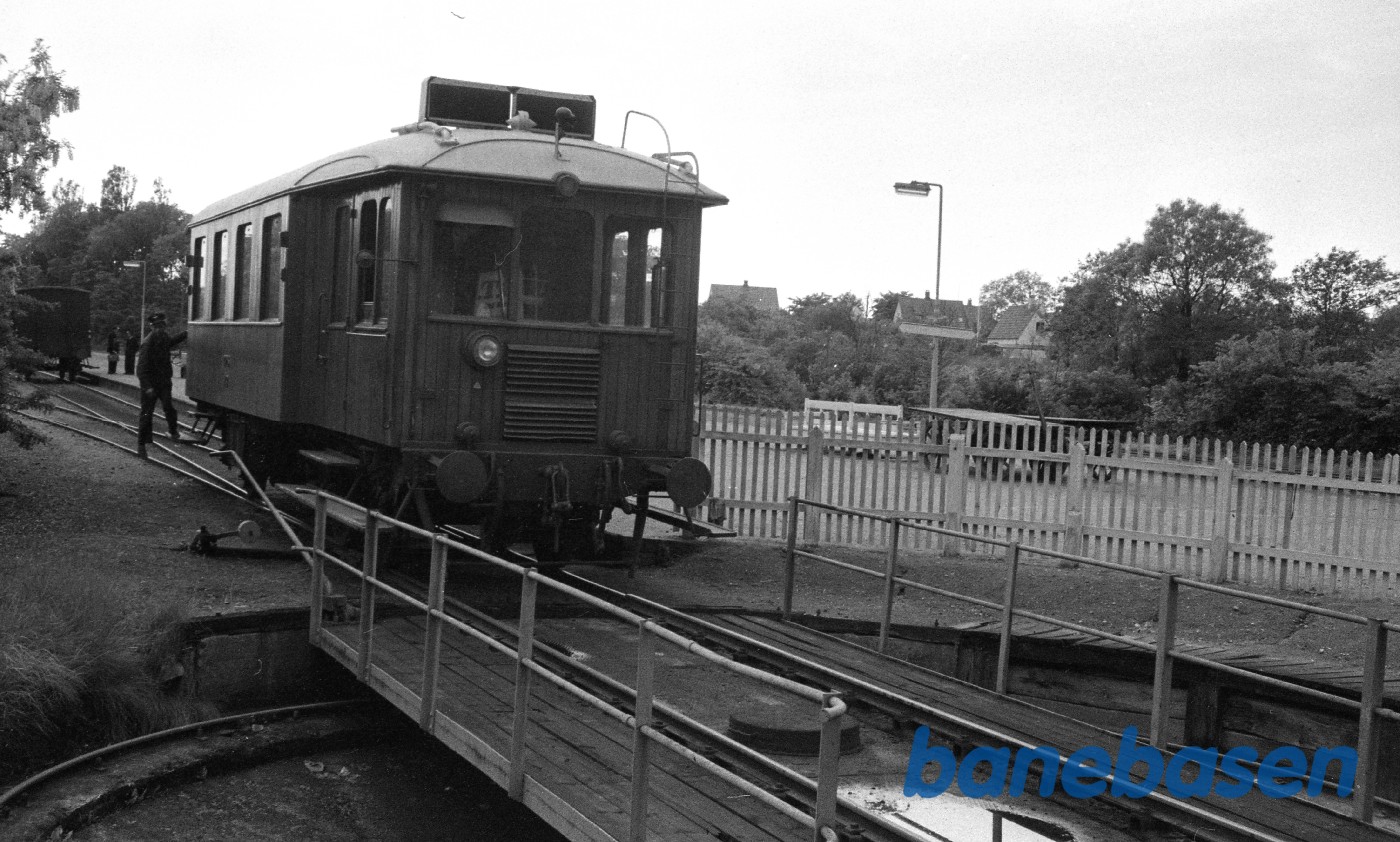 Motorvogn M 3 på vej på drejeskiven Motorvogn M 3 på vej på drejeskiven