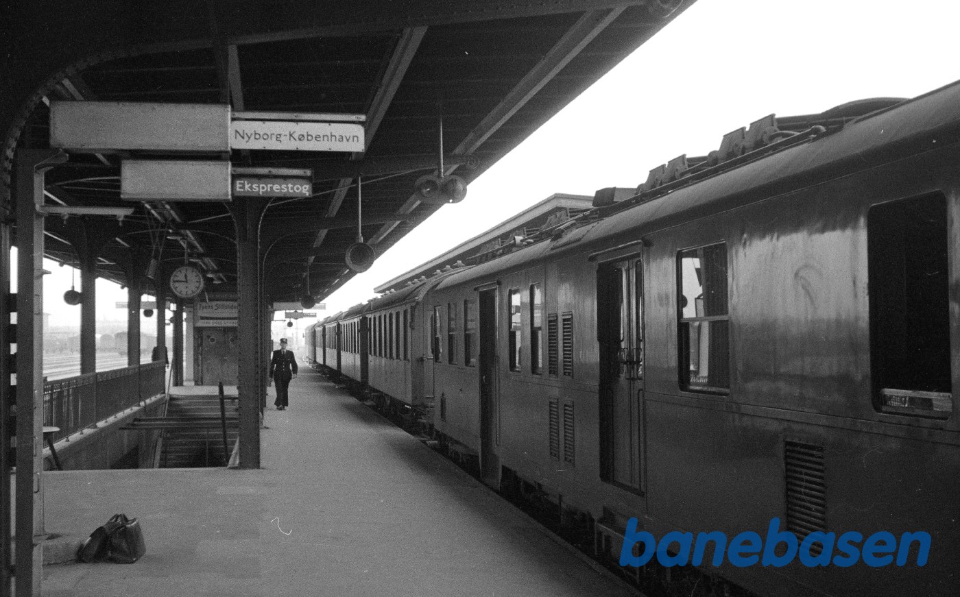 MO med persontog bestående af 6 CU-vogne MO med persontog bestående af 6 CU-vogne