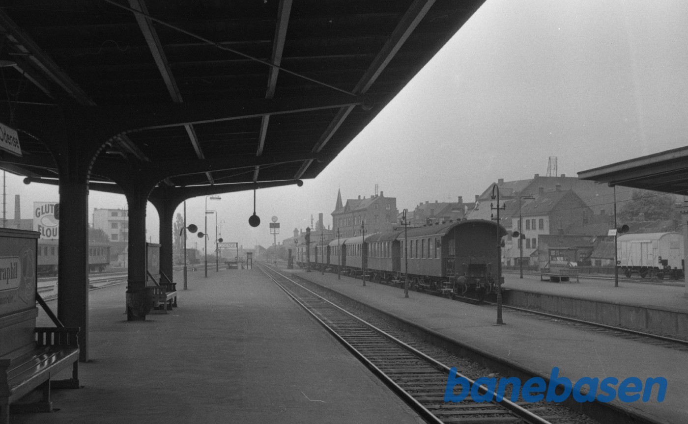 MO med persontog bestående af 6 CU-vogne MO med persontog bestående af 6 CU-vogne