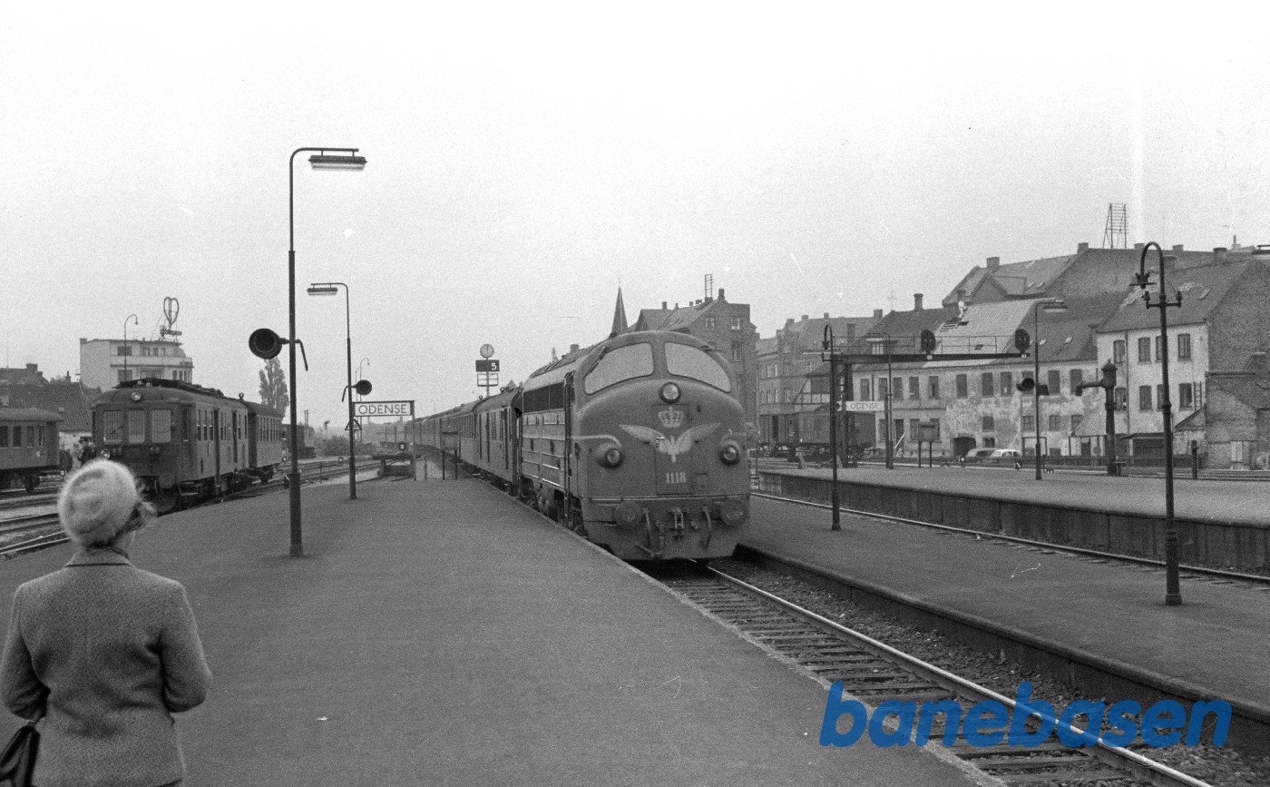 MY 1118 med exprestog under indkørsel MY 1118 med exprestog under indkørsel