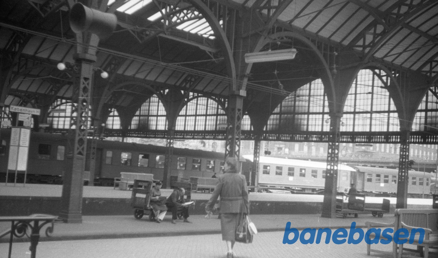 Vue mod persontog med OHJ-vogn Vue mod persontog med OHJ-vogn