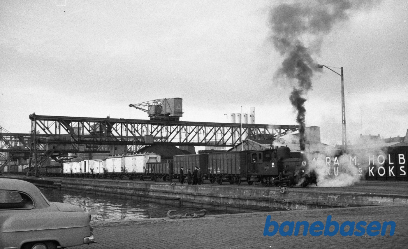 F 436 med rangertræk på havnen F 436 med rangertræk på havnen