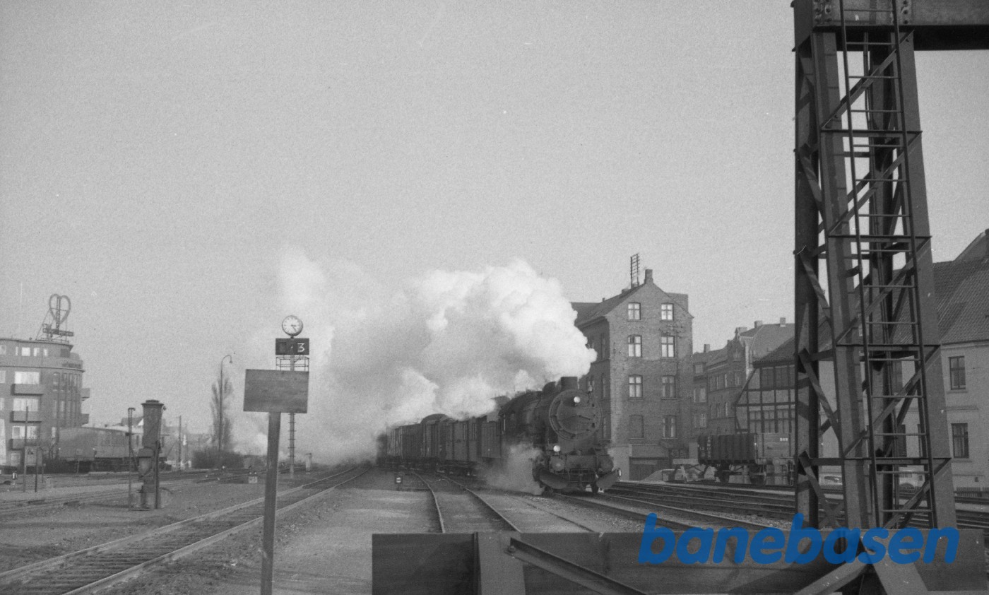H 800 under indkørsel med godstog fra Nyborg H 800 under indkørsel med godstog fra Nyborg