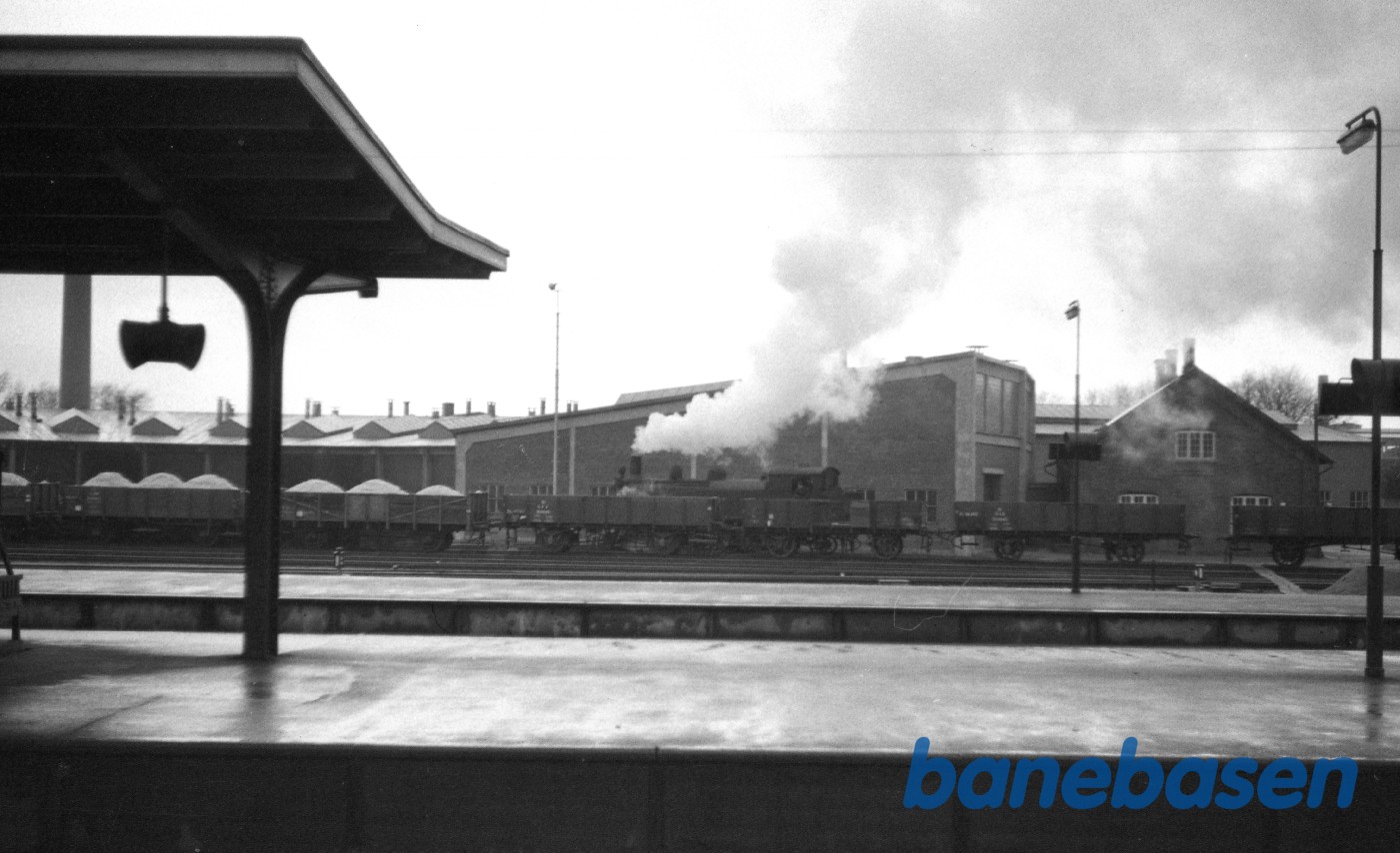 Damplokomotiv DF rangerer ved remisen Damplokomotiv DF rangerer ved remisen