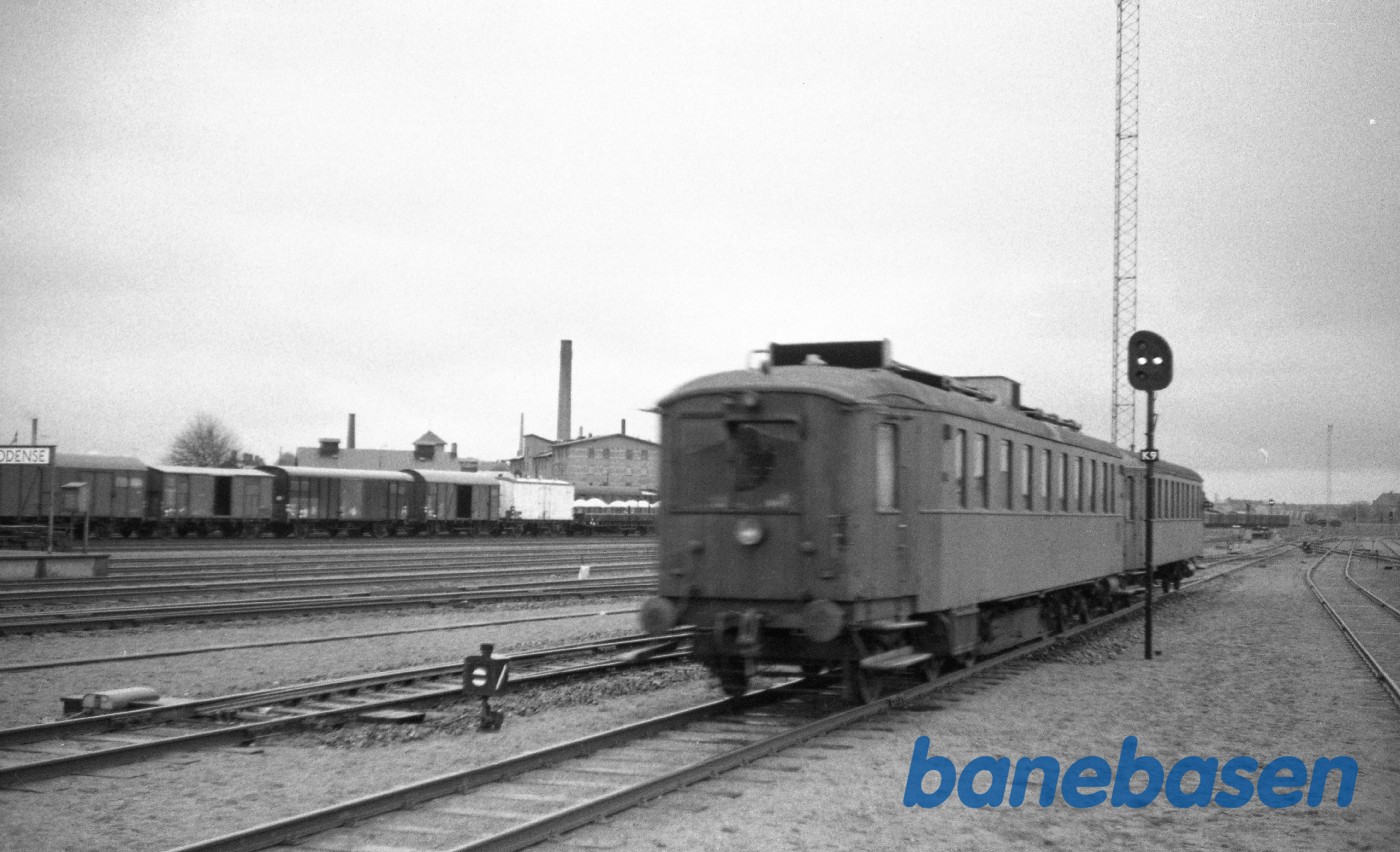 MD-motorvogn + OKMJ C 8 under indkørsel fra Brenderup MD-motorvogn + OKMJ C 8 under indkørsel fra Brenderup