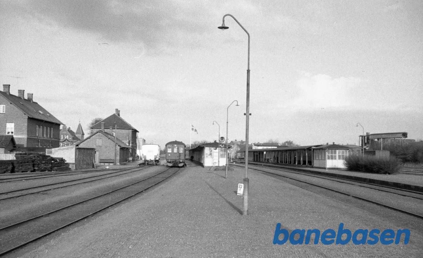 Ringe station med styrevognstog til Svendborg Ringe station med styrevognstog til Svendborg