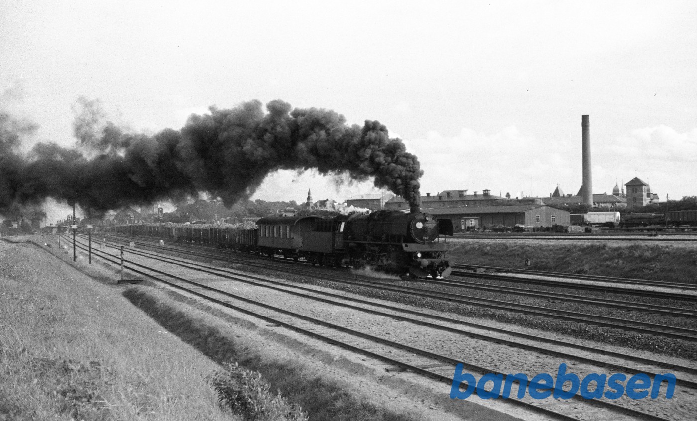 N 210 med godstog med roer til export N 210 med godstog med roer til export