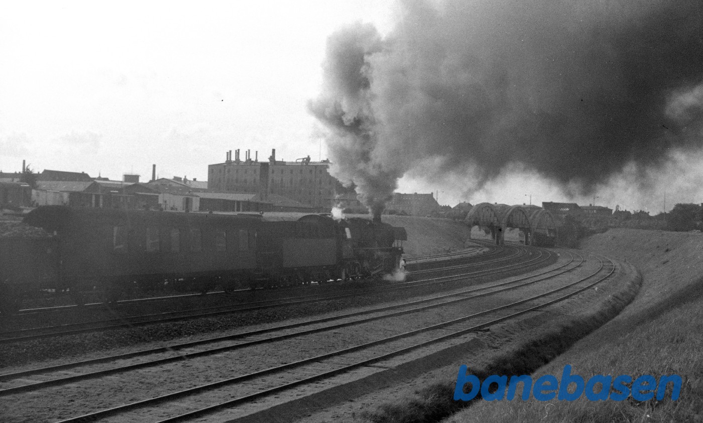 N 210 med godstog med roer til export N 210 med godstog med roer til export