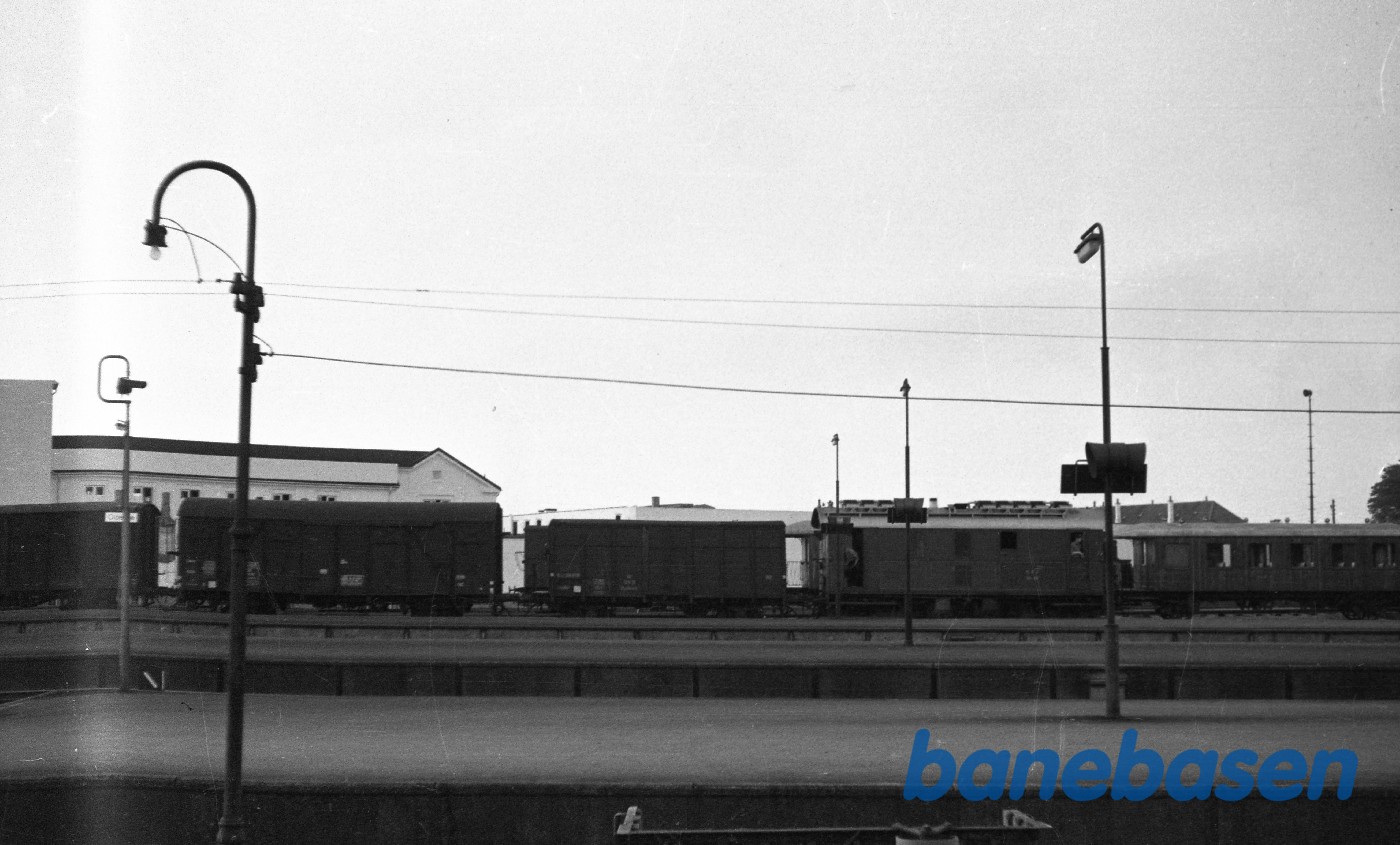 MV 10 med godstog under indkørsel fra Bogense MV 10 med godstog under indkørsel fra Bogense