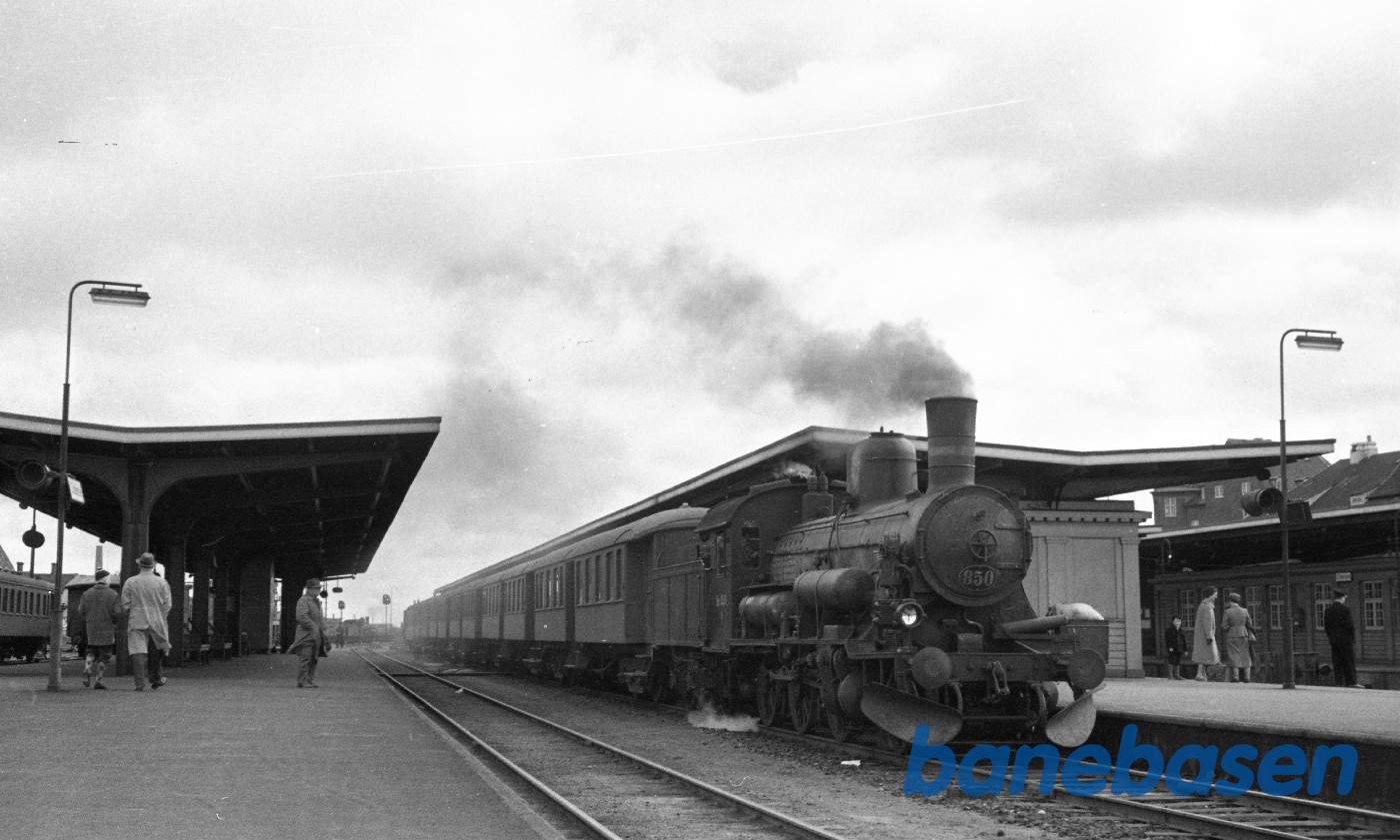 D 850 med persontog til Svendborg D 850 med persontog til Svendborg