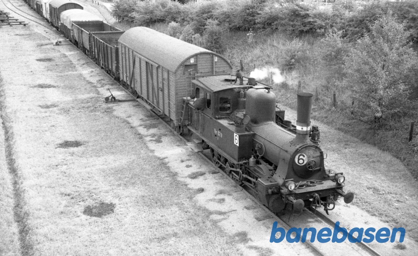 F 670 med rangertræk fra havnen på havnebanen F 670 med rangertræk fra havnen på havnebanen