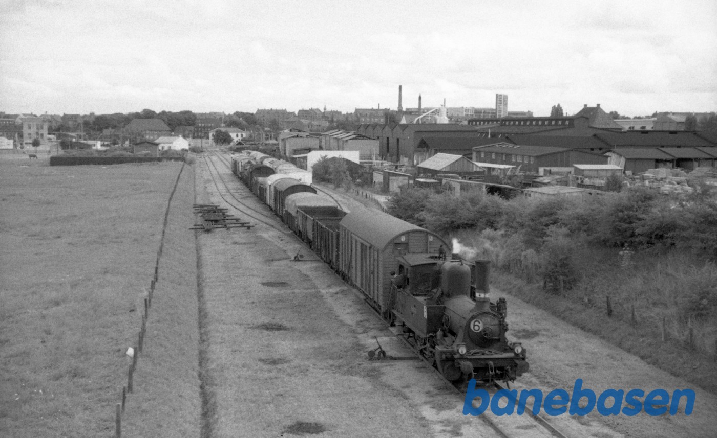 F 670 med rangertræk fra havnen på havnebanen F 670 med rangertræk fra havnen på havnebanen