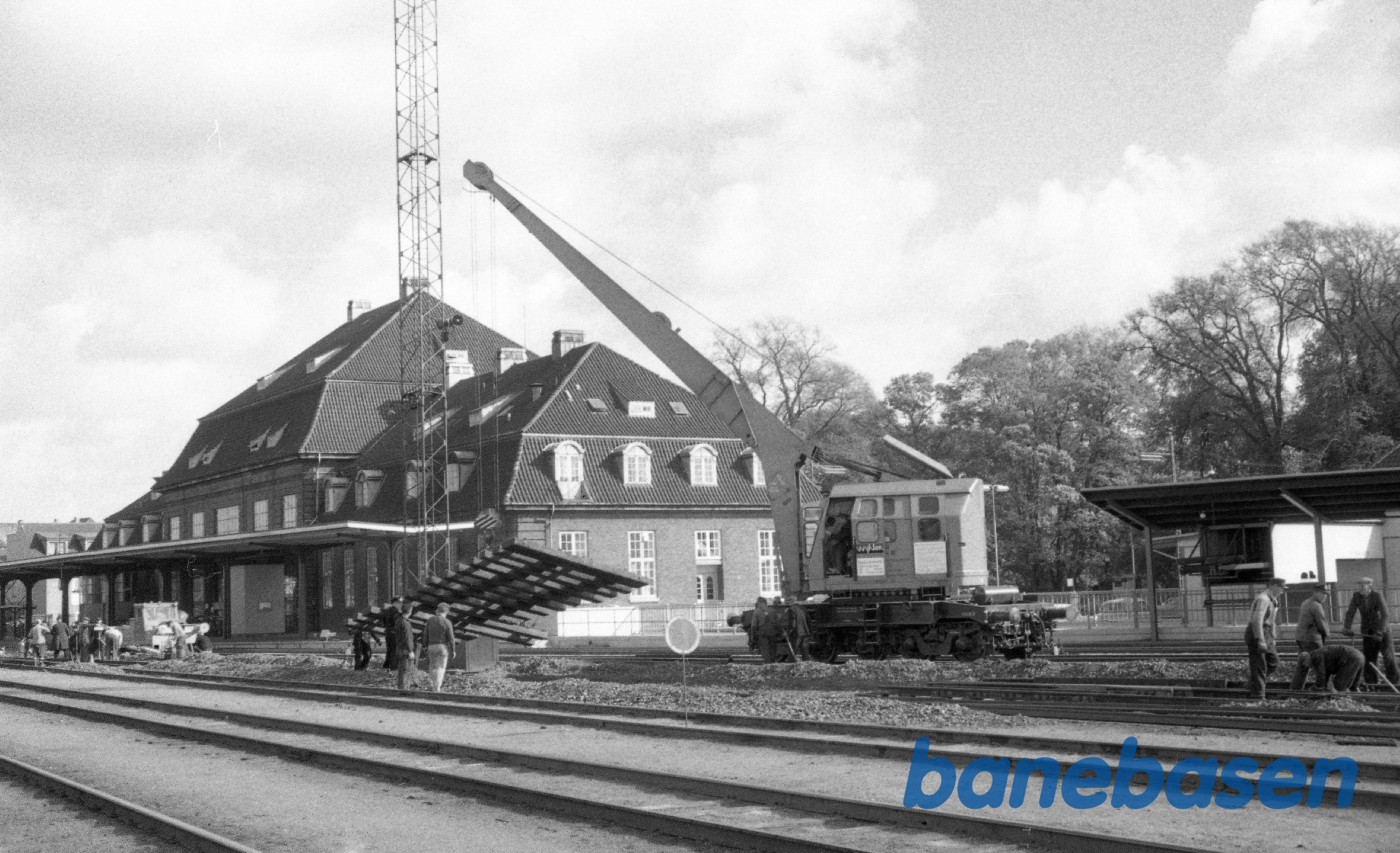 Skinneudlægningskran 155 arbejder med udskiftning af sporskifte Skinneudlægningskran 155 arbejder med udskiftning af sporskifte