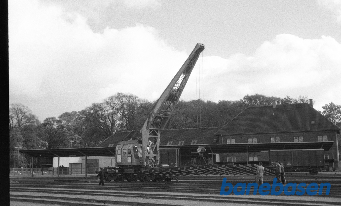 Skinneudlægningskran 155 arbejder med udskiftning af sporskifte Skinneudlægningskran 155 arbejder med udskiftning af sporskifte