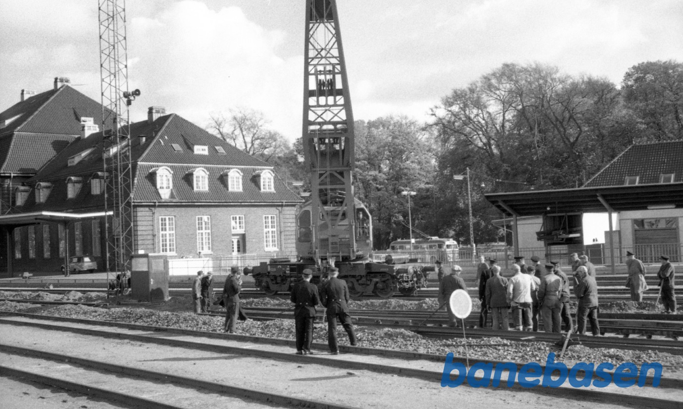 Skinneudlægningskran 155 arbejder med udskiftning af sporskifte Skinneudlægningskran 155 arbejder med udskiftning af sporskifte