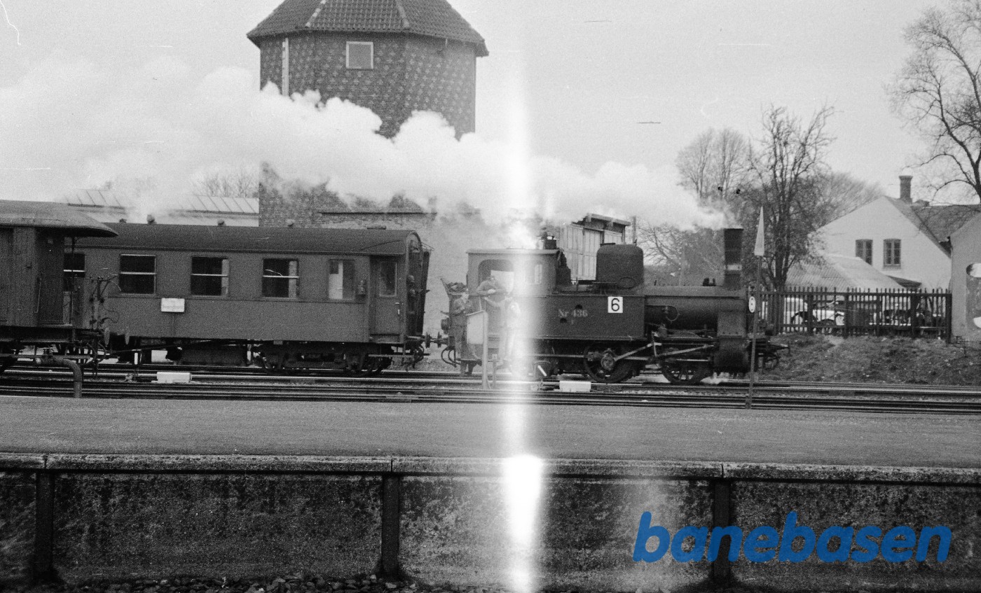 F 436 rangerer med ATM-vogn F 436 rangerer med ATM-vogn