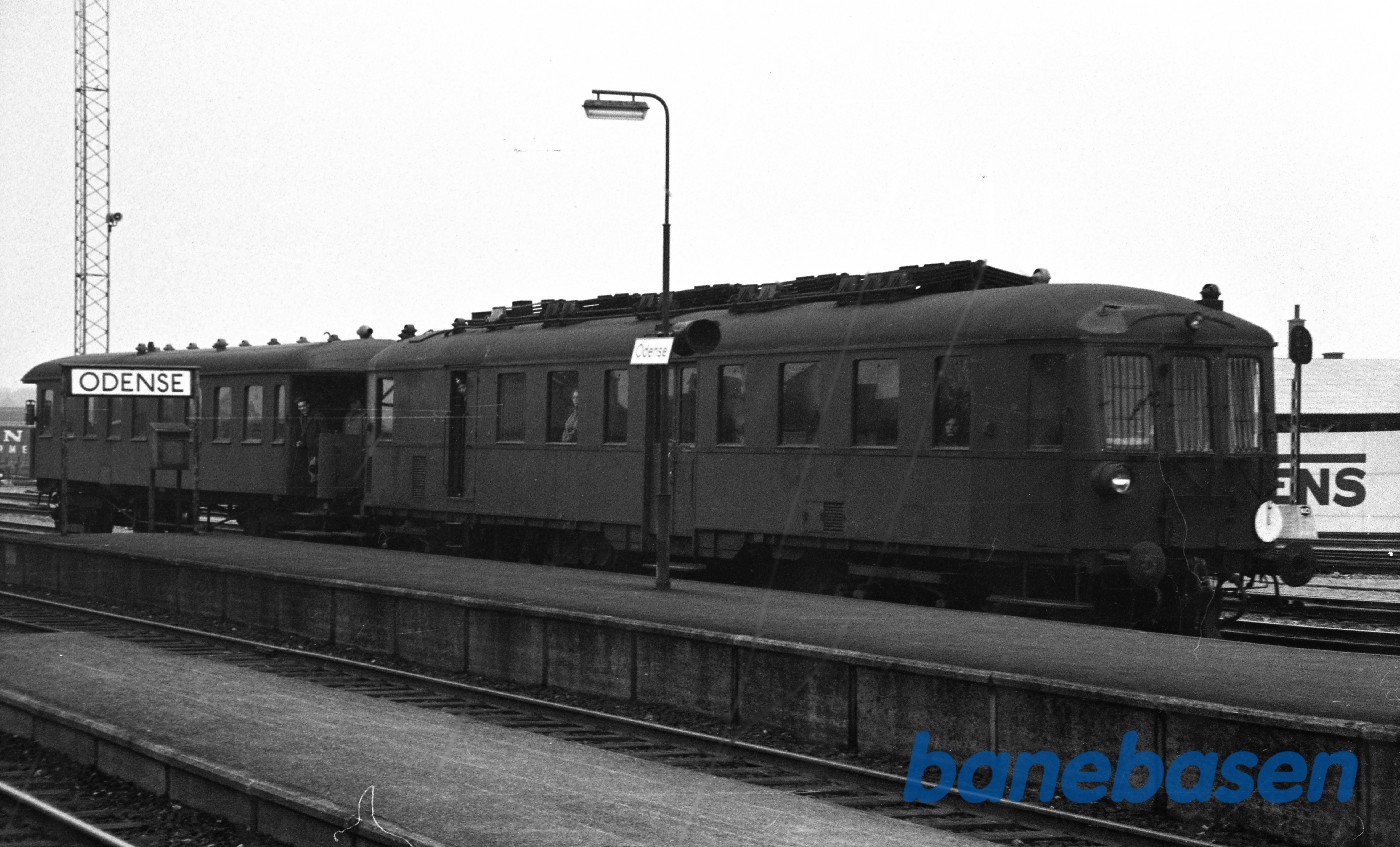 MP + CMMP med persontog fra Svendborg under indkørsel MP + CMMP med persontog fra Svendborg under indkørsel