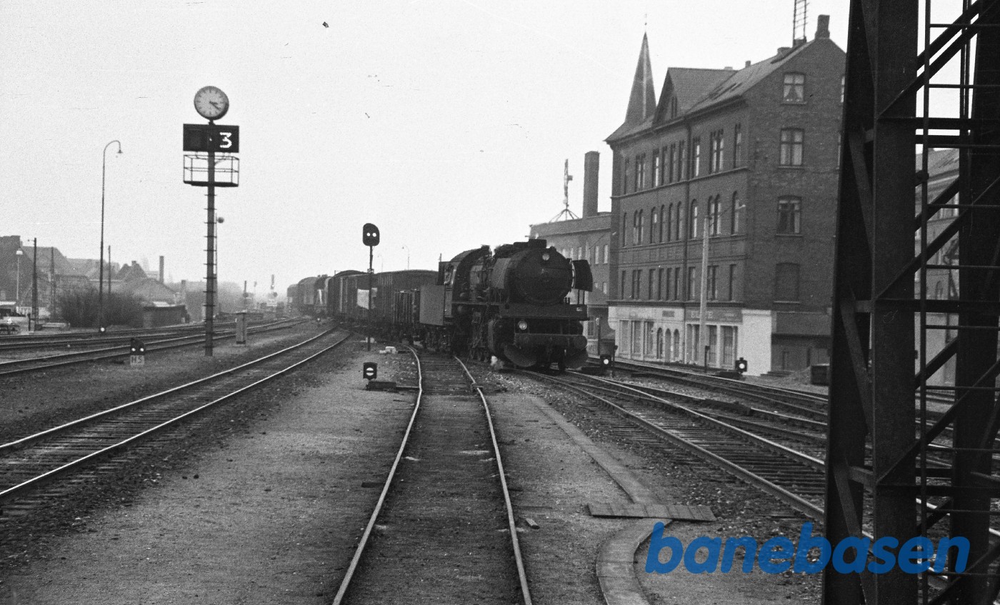 N-maskine med godstog under indkørsel fra Nyborg N-maskine med godstog under indkørsel fra Nyborg