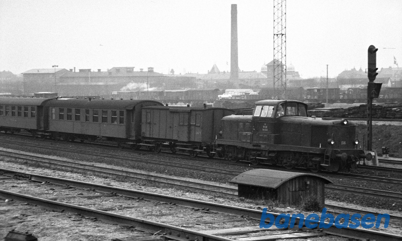 MT 156 med persontog til Assens MT 156 med persontog til Assens