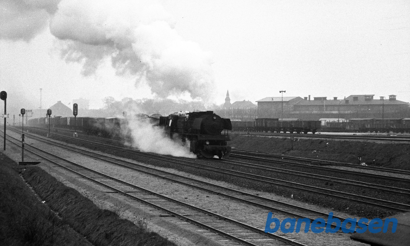 N 206 under udkørsel med godstog mod Fredericia N 206 under udkørsel med godstog mod Fredericia