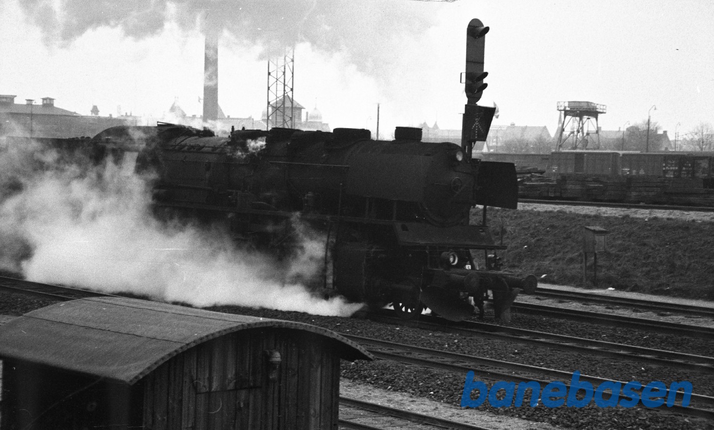 N 206 under udkørsel med godstog mod Fredericia N 206 under udkørsel med godstog mod Fredericia