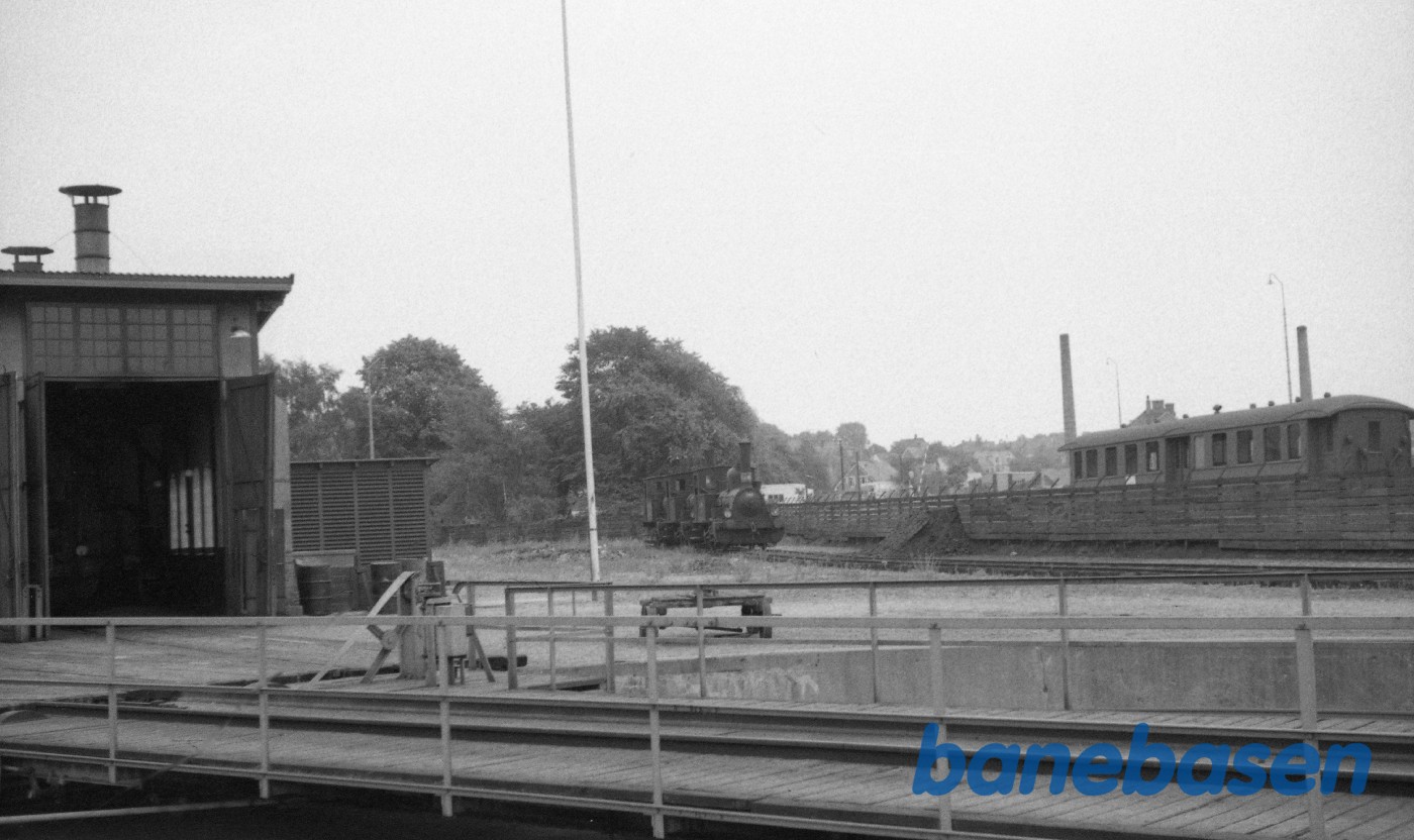 Remise, drejeskive og tre hensatte damplokomotiver HS Remise, drejeskive og tre hensatte damplokomotiver HS