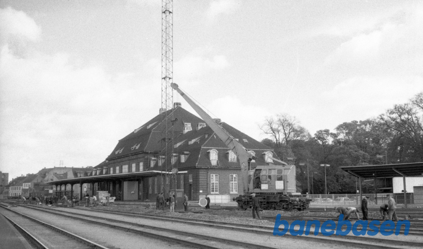 Skinneudlægningskran 155 arbejder med udskiftning af sporskifte Skinneudlægningskran 155 arbejder med udskiftning af sporskifte