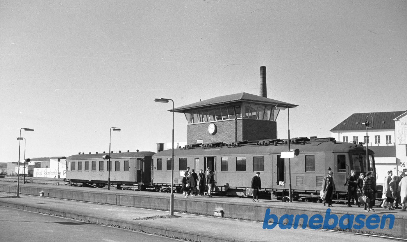 MP + CMMP 2413 med persontog fra Svendborg MP + CMMP 2413 med persontog fra Svendborg