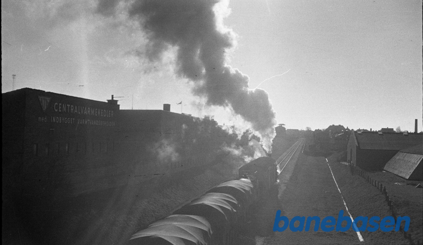 F-maskine med rangertræk fra havnen på havnebanen F-maskine med rangertræk fra havnen på havnebanen
