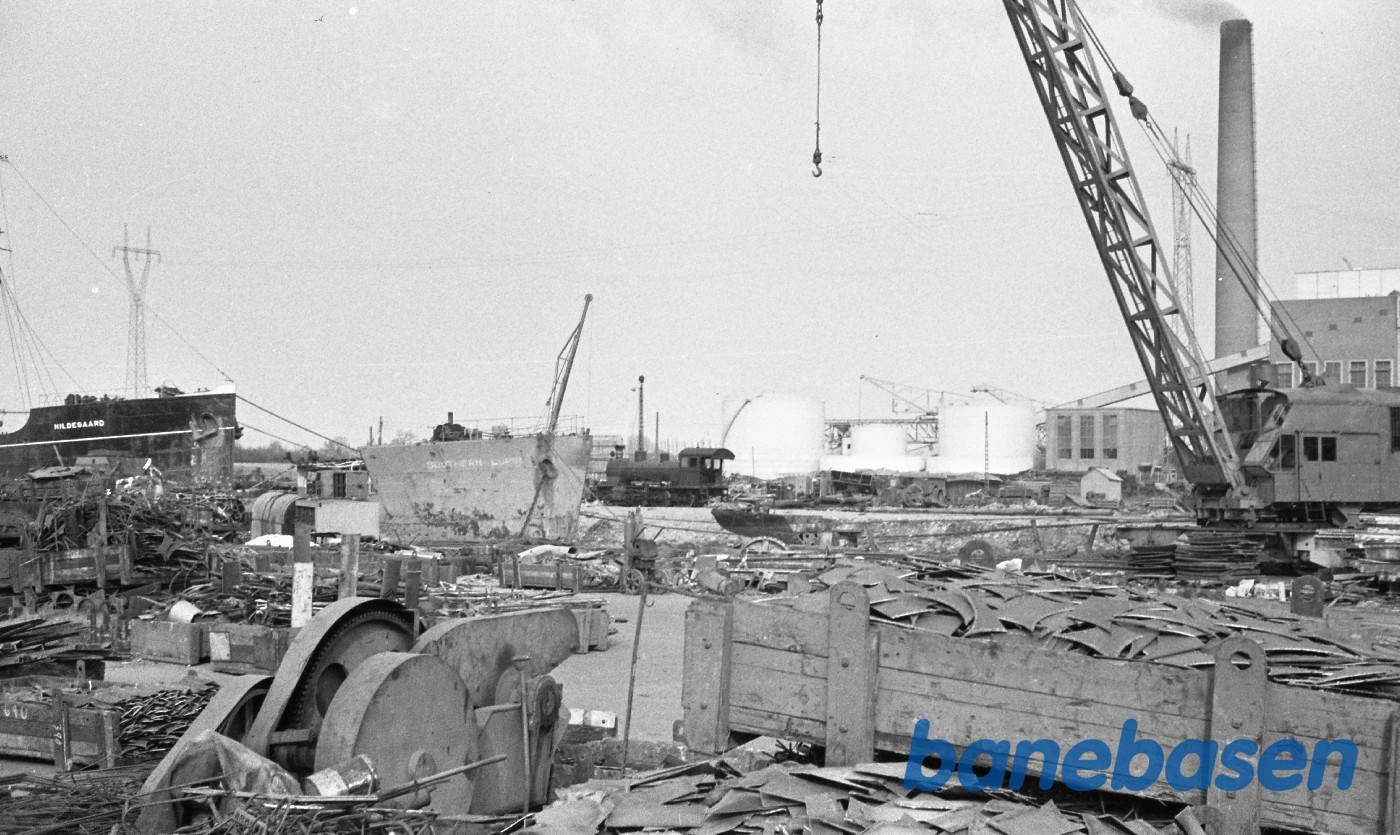 TKVJ 11 eller 14 til ophug hos H.J.Hansen Genvindingsindustri, Odense, set på lang afstand TKVJ 11 eller 14 til ophug hos H.J.Hansen Genvindingsindustri, Odense, set på lang afstand