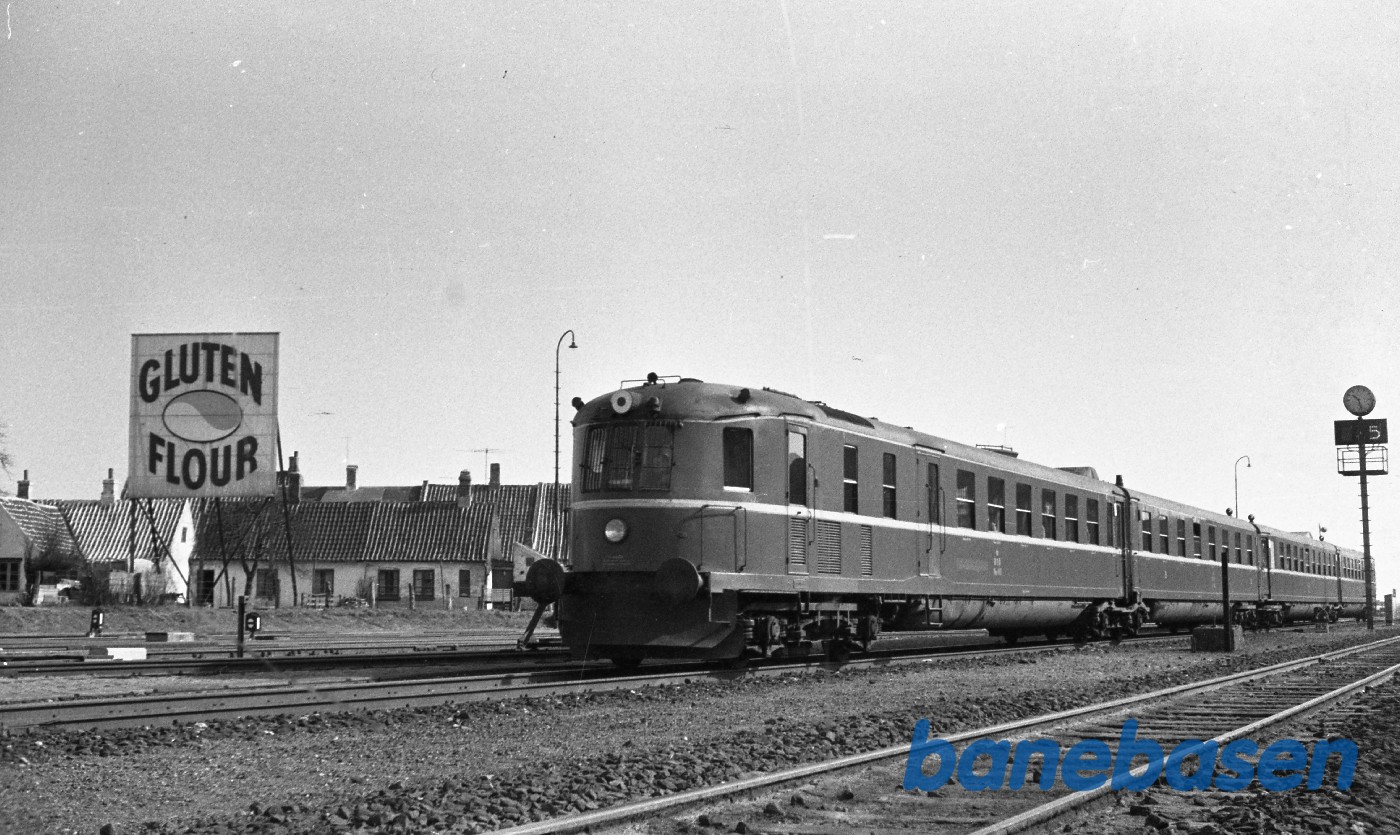 MB-lyntog under indkørsel fra Nyborg MB-lyntog under indkørsel fra Nyborg