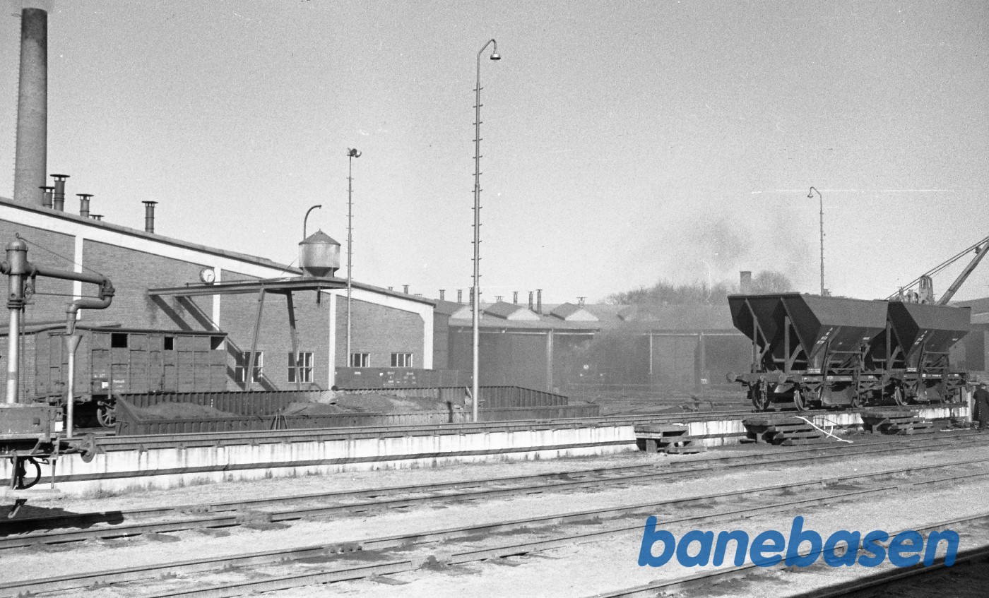 Vue mod remise og kulgård med kraftig røg fra F-maskine Vue mod remise og kulgård med kraftig røg fra F-maskine