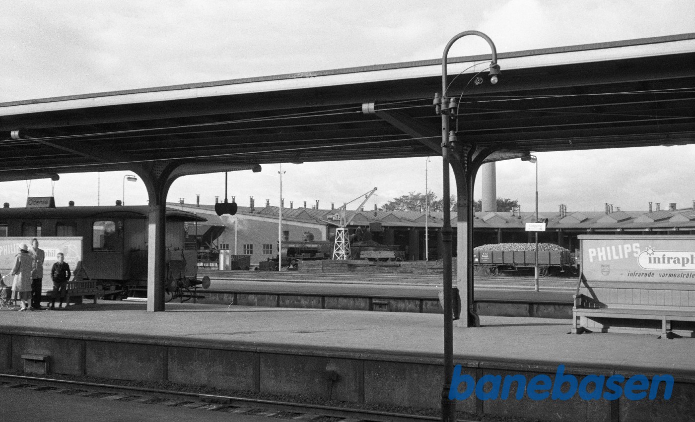 D-maskine tager kul ved remisen, set på lang afstand D-maskine tager kul ved remisen, set på lang afstand