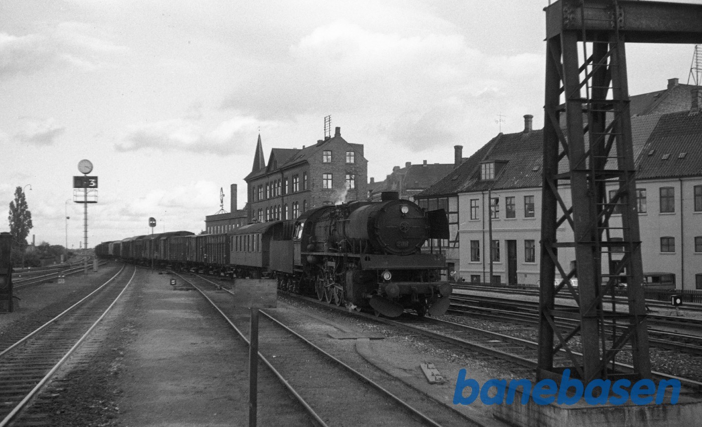 N 208 under indkørsel med godstog fra Nyborg N 208 under indkørsel med godstog fra Nyborg