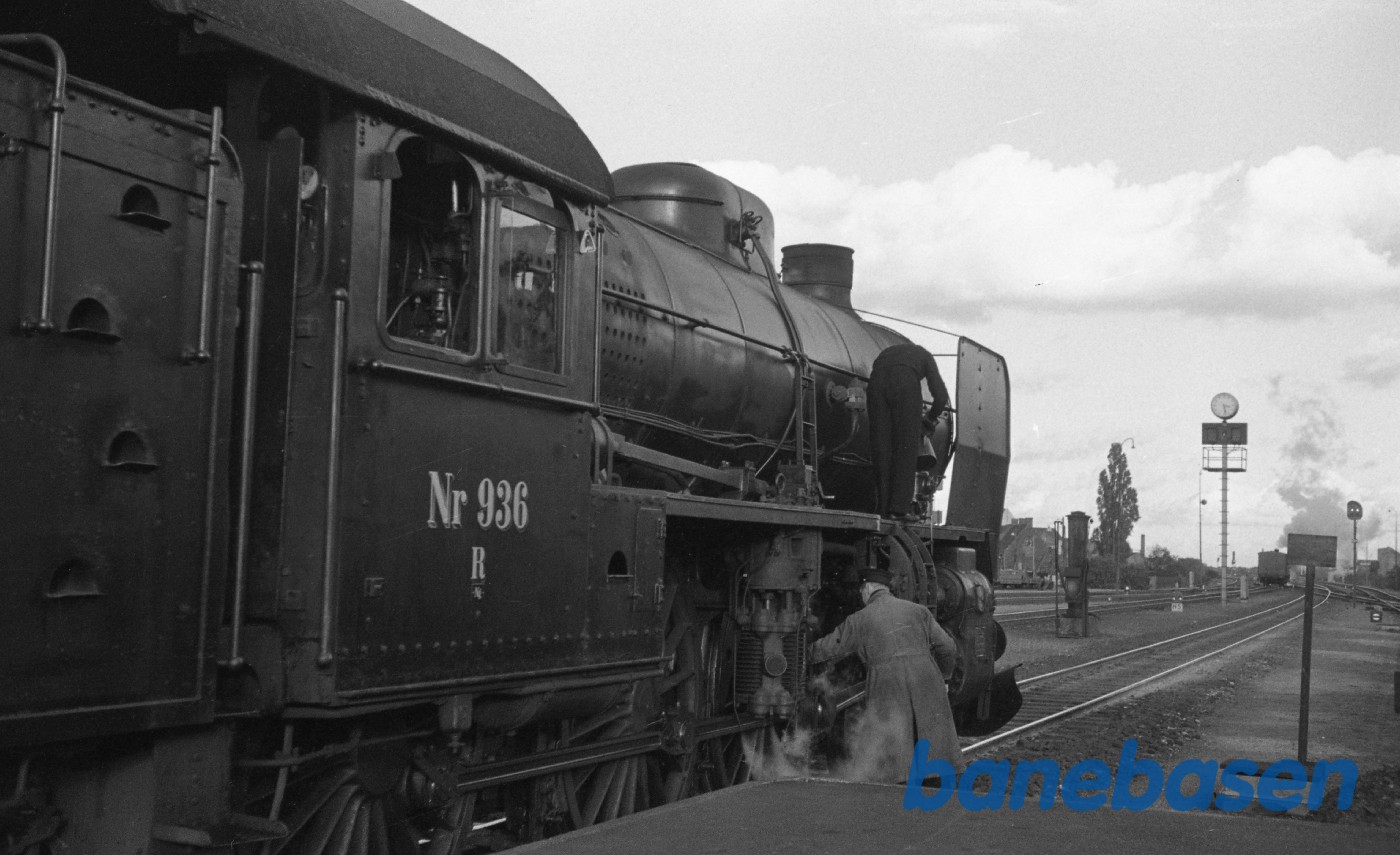 R 936, lokofører føler lejer over, fyrbøder hælder olie på smøreapparatet R 936, lokofører føler lejer over, fyrbøder hælder olie på smøreapparatet