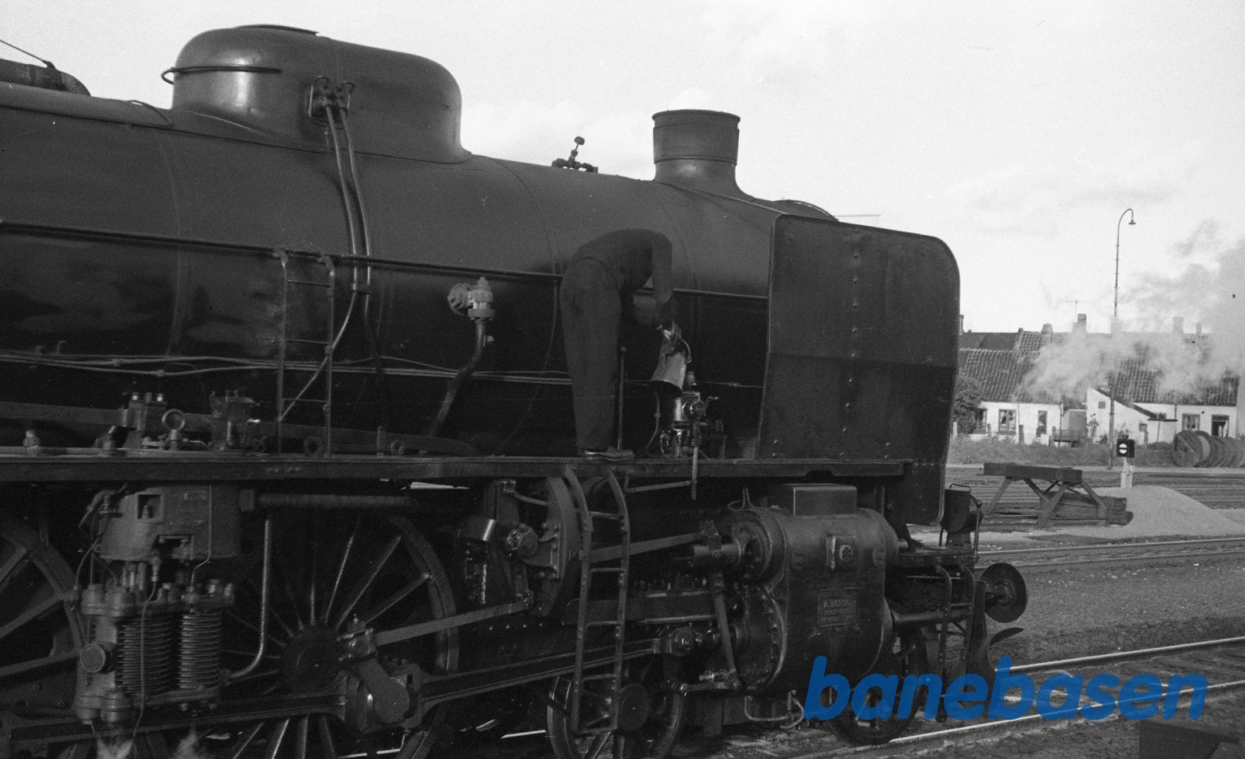 R 936, der hældes olie på smøreapparatet R 936, der hældes olie på smøreapparatet