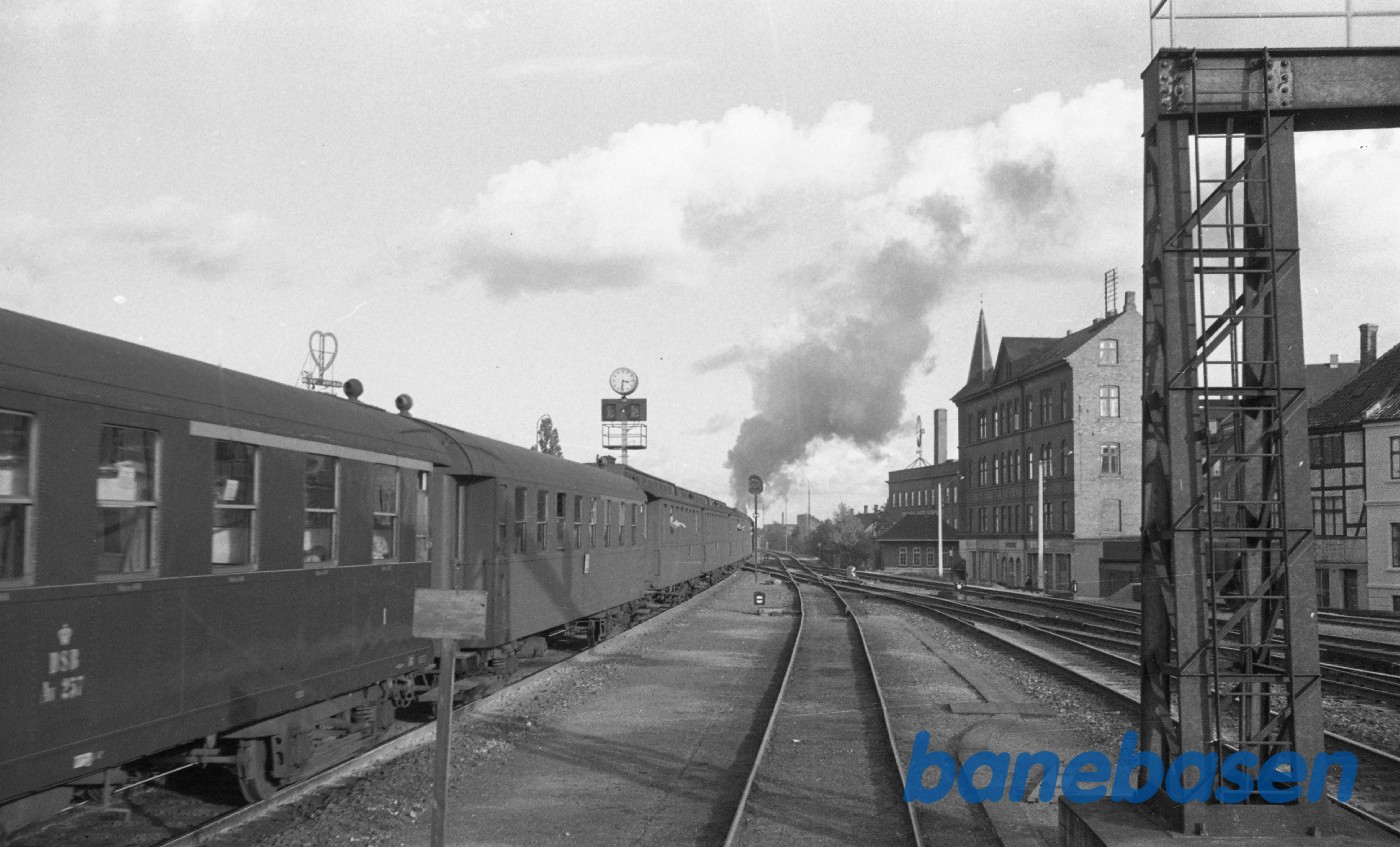 R 936 med persontog under udkørsel mod Nyborg R 936 med persontog under udkørsel mod Nyborg