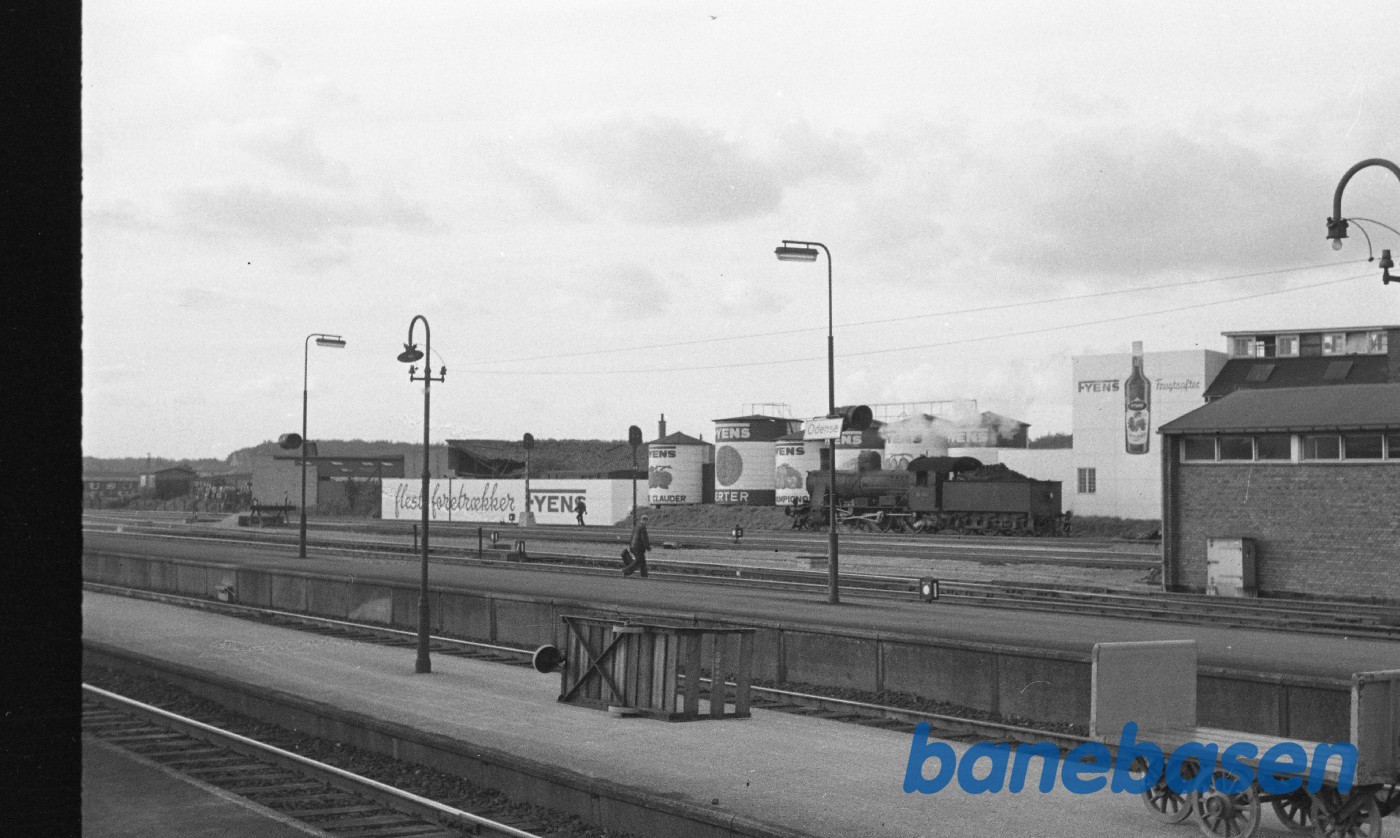 D-maskine (867 ?) rangerer ved remisen D-maskine (867 ?) rangerer ved remisen