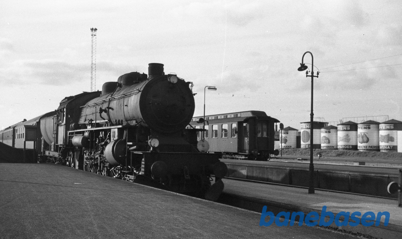 E 992 med persontog fra Fredericia under indkørsel E 992 med persontog fra Fredericia under indkørsel