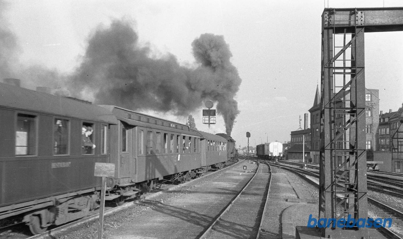 E 992 med persontog under udkørsel mod Nyborg E 992 med persontog under udkørsel mod Nyborg