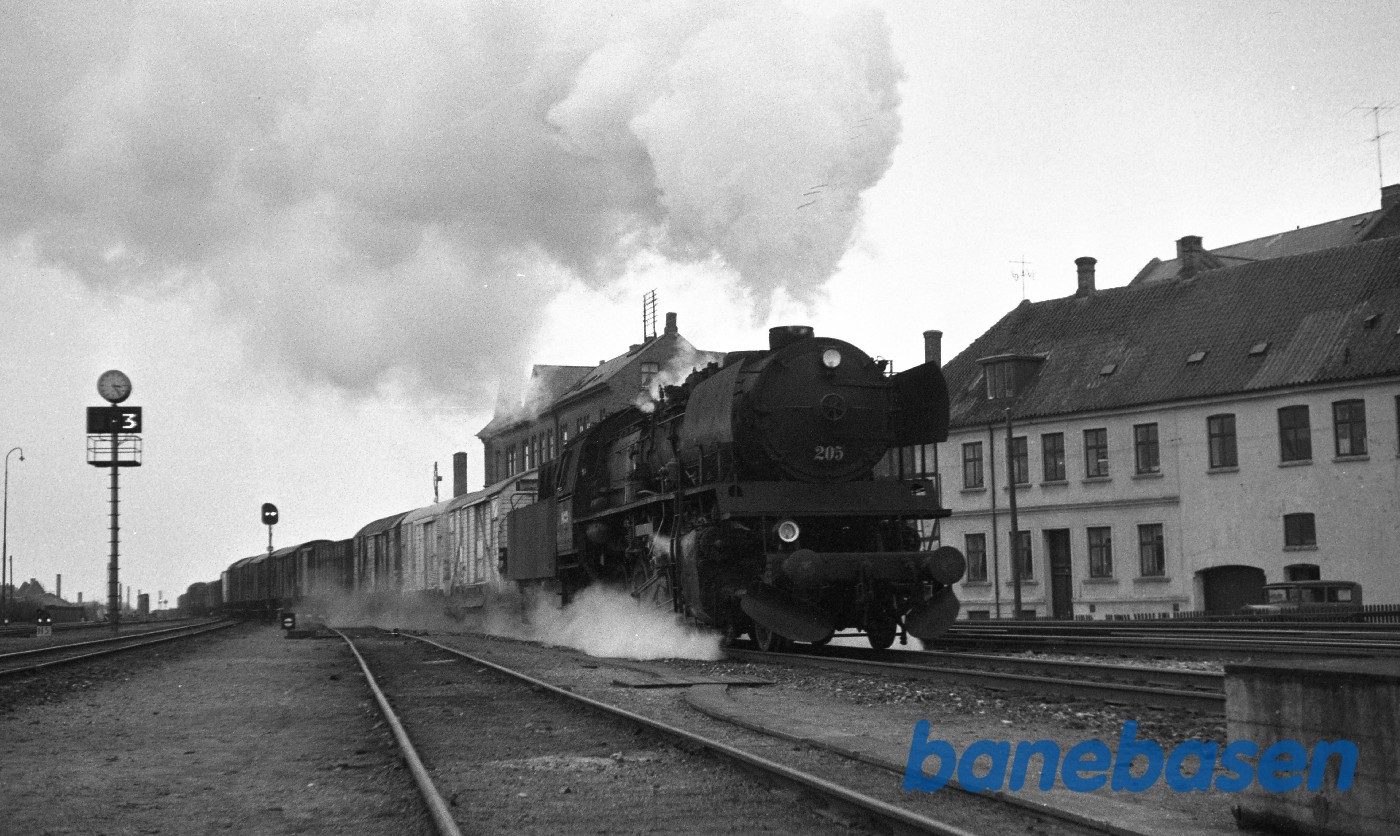 N 205 med godstog under indkørsel fra Nyborg N 205 med godstog under indkørsel fra Nyborg