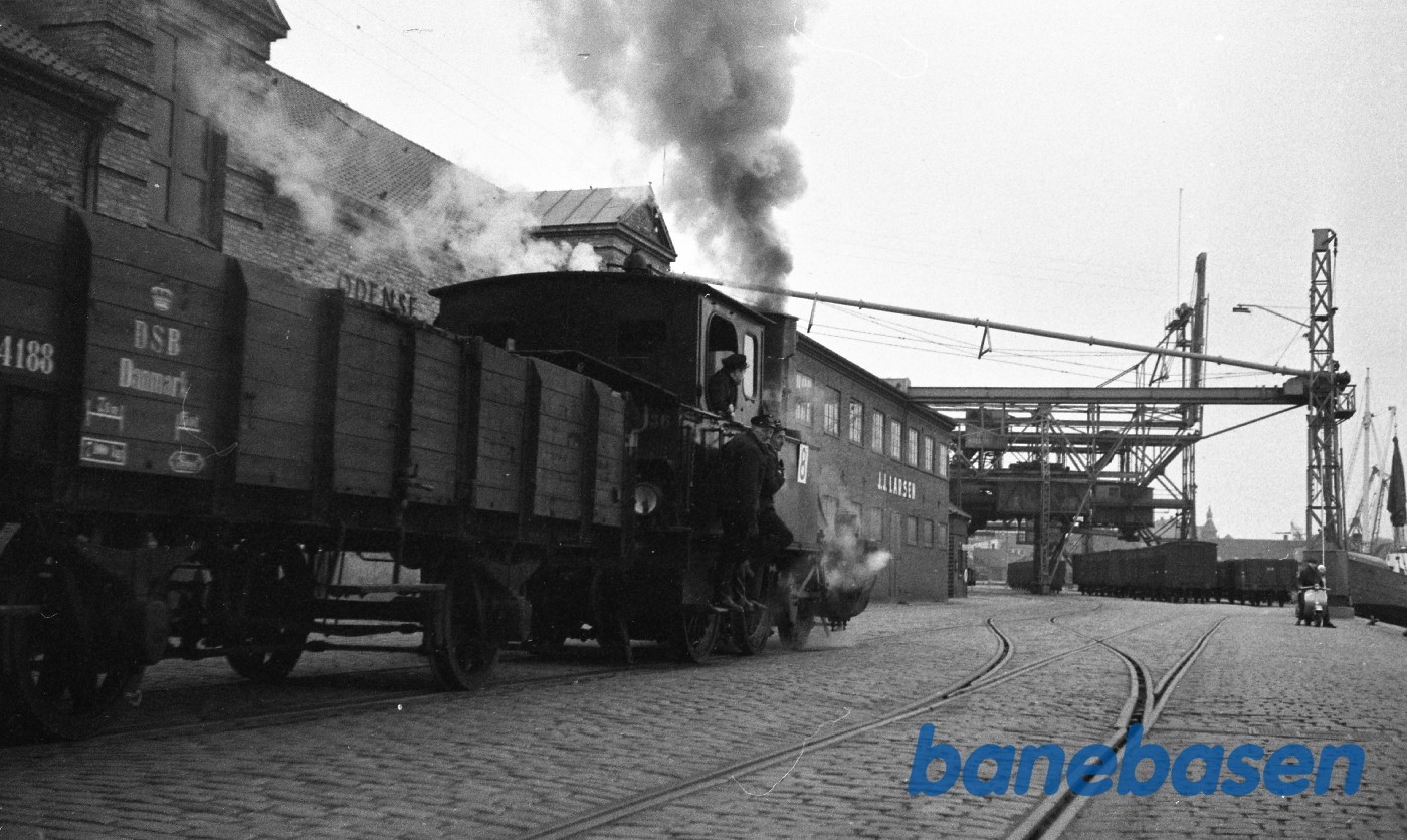 F 436 med rangertræk på havnen F 436 med rangertræk på havnen