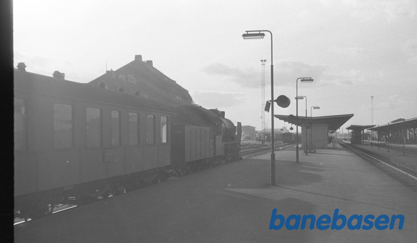 R 936 under indkørsel med godstog fra Nyborg R 936 under indkørsel med godstog fra Nyborg