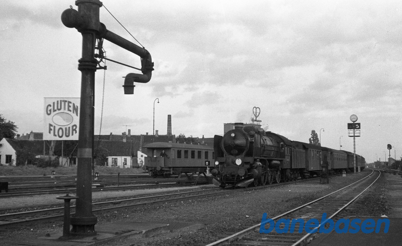 R 943 med persontog under indkørsel fra Nyborg R 943 med persontog under indkørsel fra Nyborg