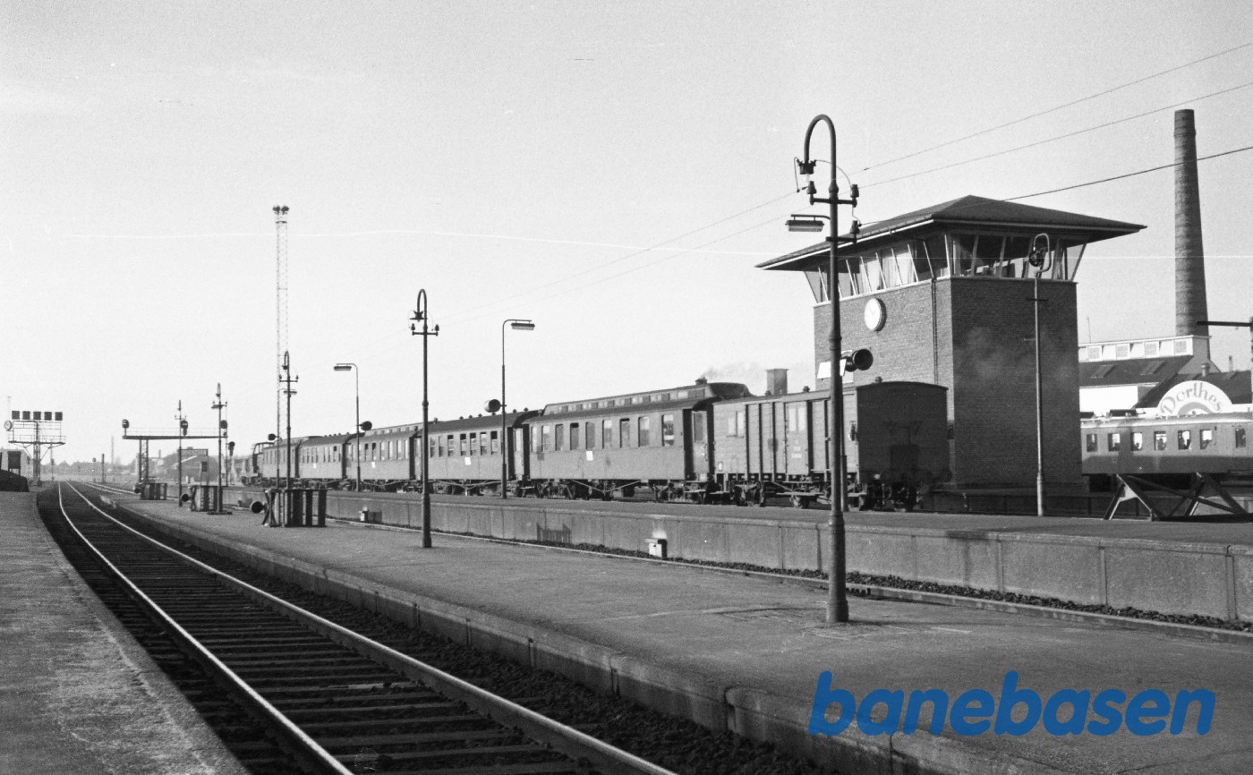 MT med persontog til Svendborg under udkørsel MT med persontog til Svendborg under udkørsel