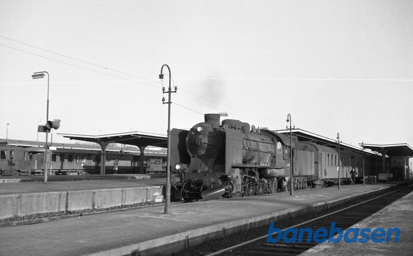 H 786 med persontog til Fredericia H 786 med persontog til Fredericia