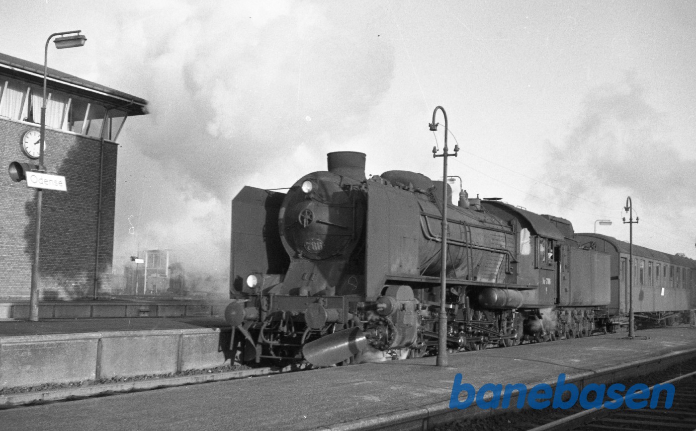 H 786 med persontog under udkørsel mod Fredericia H 786 med persontog under udkørsel mod Fredericia