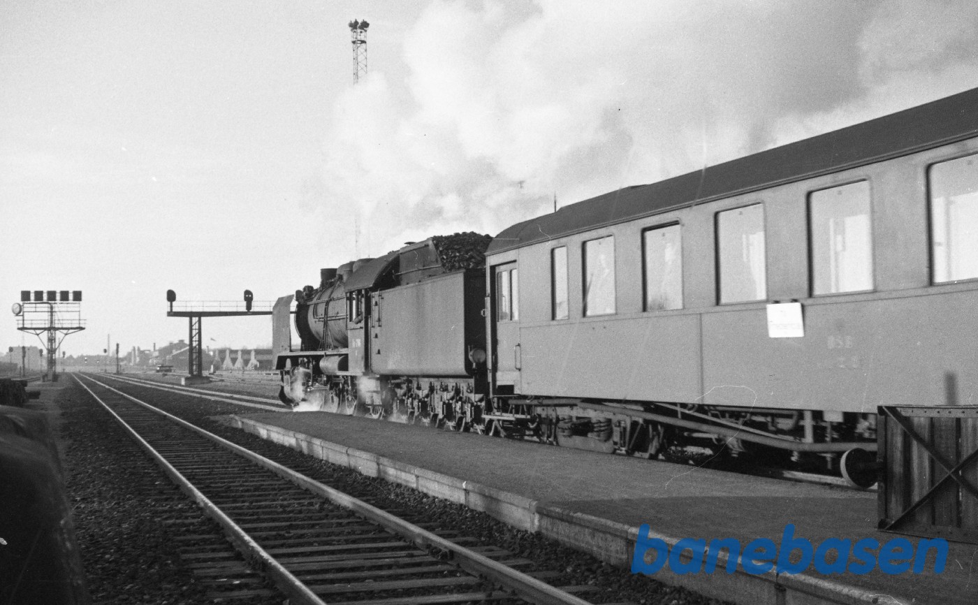 H 786 med persontog under udkørsel mod Fredericia H 786 med persontog under udkørsel mod Fredericia